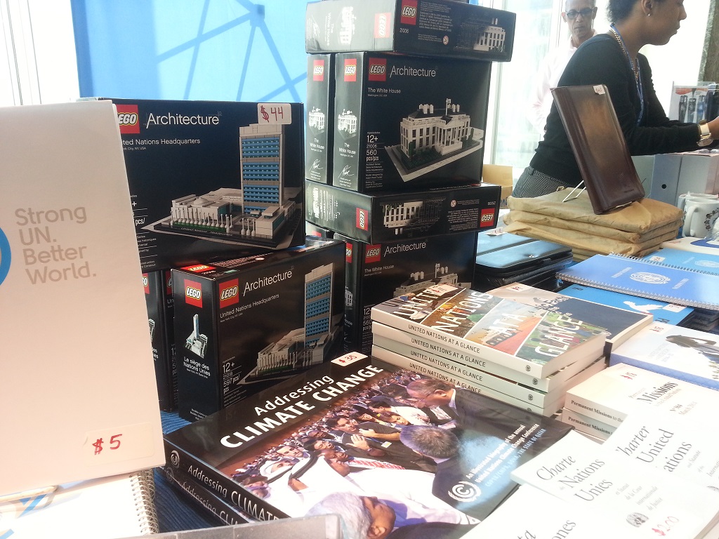 De Legoset van het VN-gebouw, populair in de souvenirwinkel. Foto Hans Klis